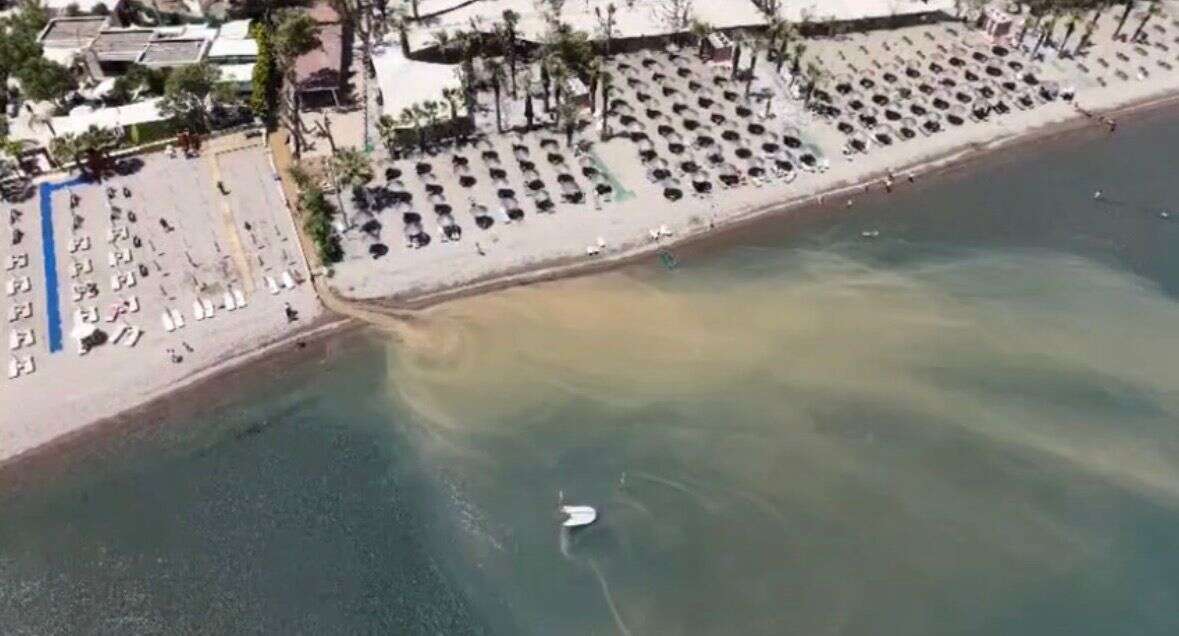 Bodrum Bayrama Susuz Giriyor: Peş Peşe Patlayan Hatlar Denizin Rengini Kahverengiye Çevirdi 1